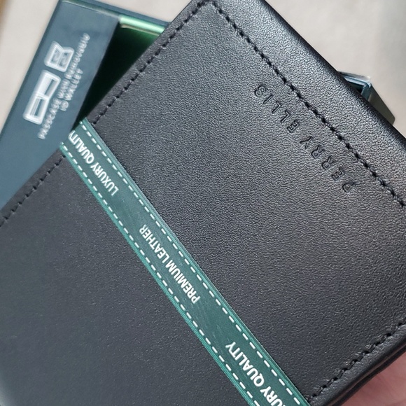 NEW Perry Ellis Portfolio Wallet - Picture 3 of 11